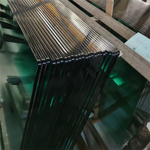 Hokeja slidotava rūdīts stikls