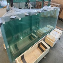 Rūdīta stikla dušas durvis