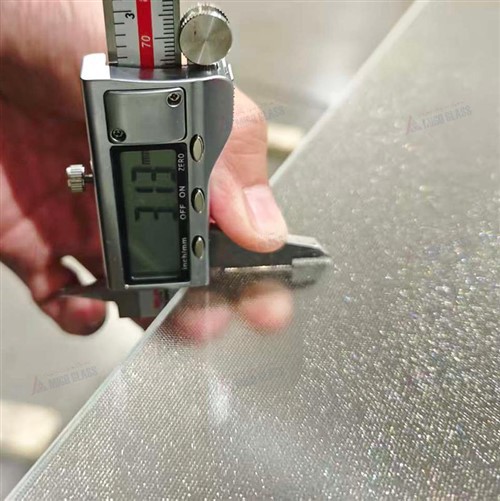 3,2 mm rūdīts īpaši dzidrs saules stikls ar En12150