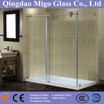 Bezrāmju rūdīta stikla dušas durvis