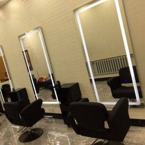 Salona spogulis ar LED apgaismojumu
