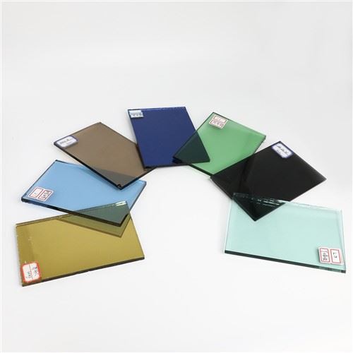 Tonēti atstarojoši konstrukcijas stikli