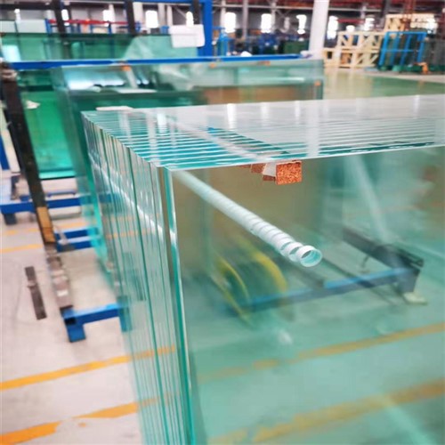 Vannas istabas stikla durvis